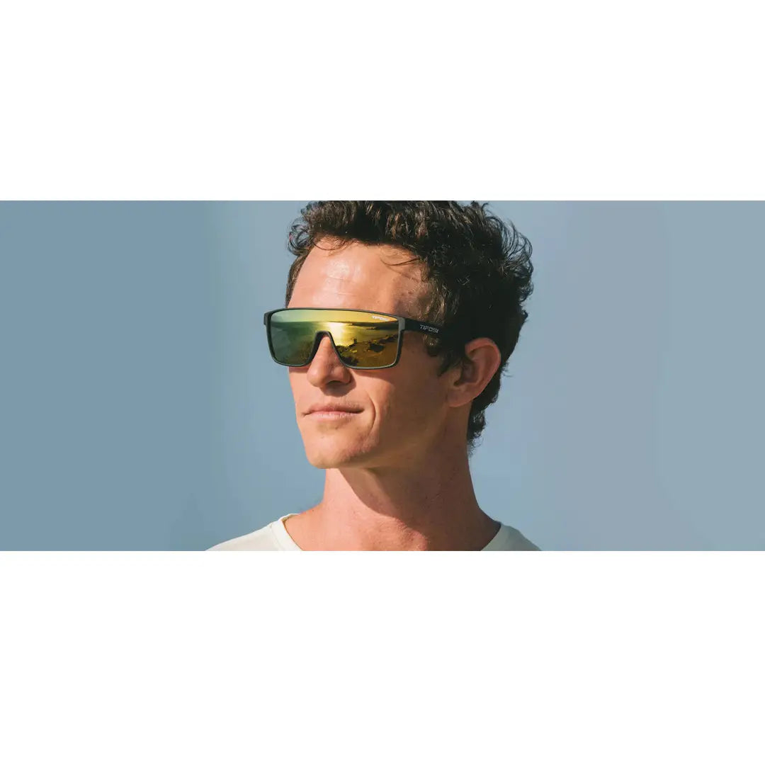 Tifosi Sanctum ティフォージ サングラス サンクタム マットブラック/スモークイエロー　男性が装着したイメージ