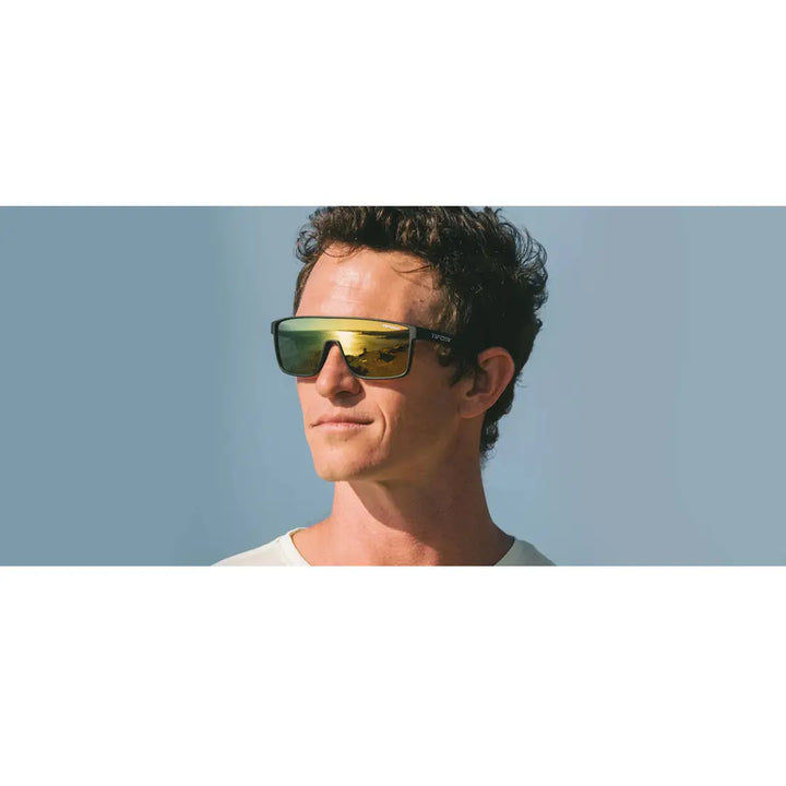 Tifosi Sanctum ティフォージ サングラス サンクタム マットブラック/スモークイエロー　男性が装着したイメージ