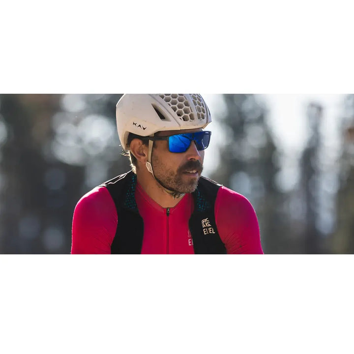 Tifosi Sanctum ティフォージ サングラス サンクタム マットガンメタル/コバルトブルー着用する男性ライダー