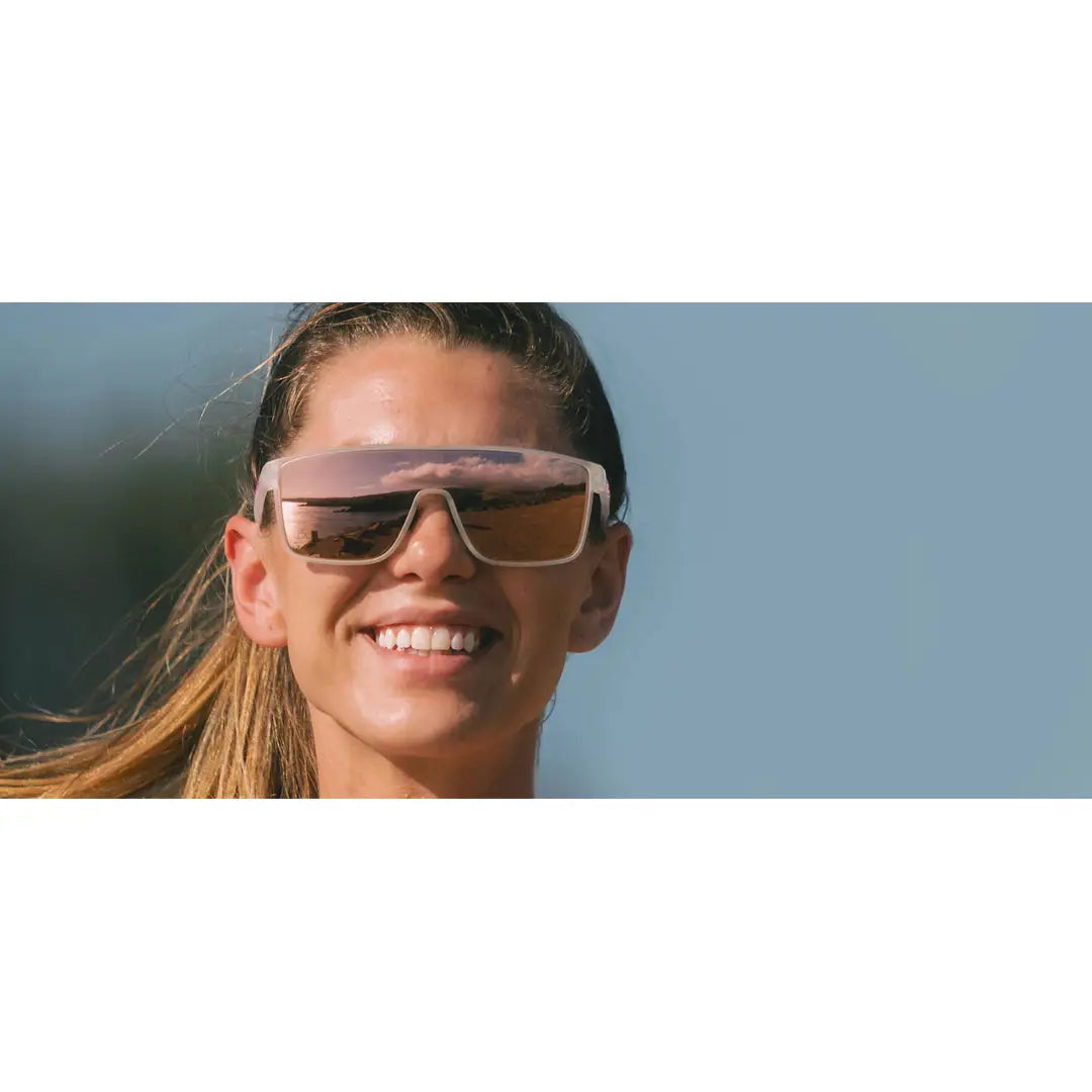 Tifosi Sanctum ティフォージ サングラス サンクタム サテンクリア/ピンク　女性が装着しているイメージ