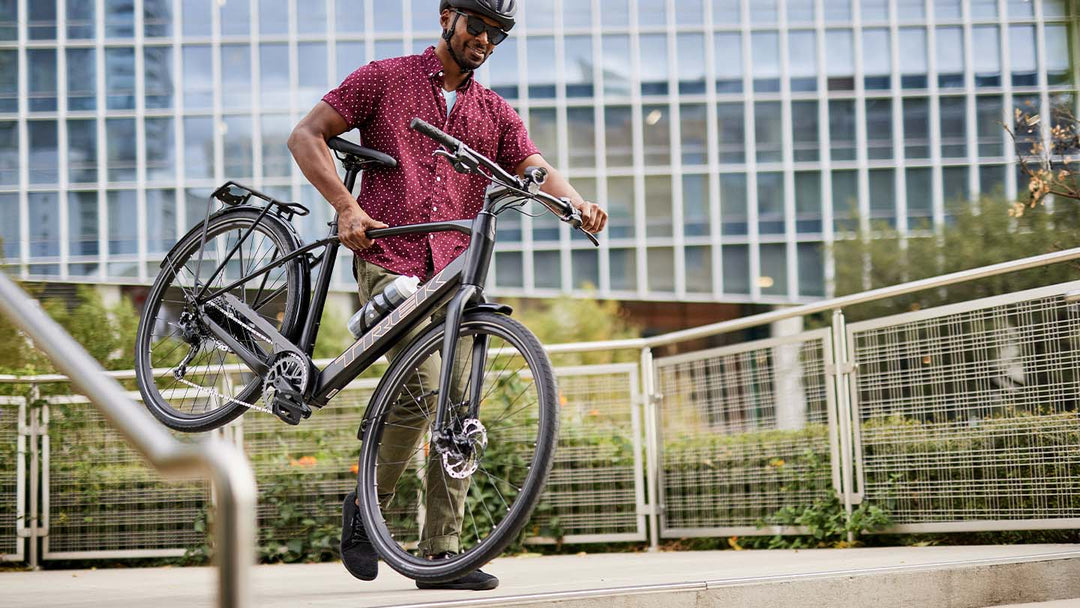 FX+を軽々と持ち上げて階段を運ぼうとしている様子