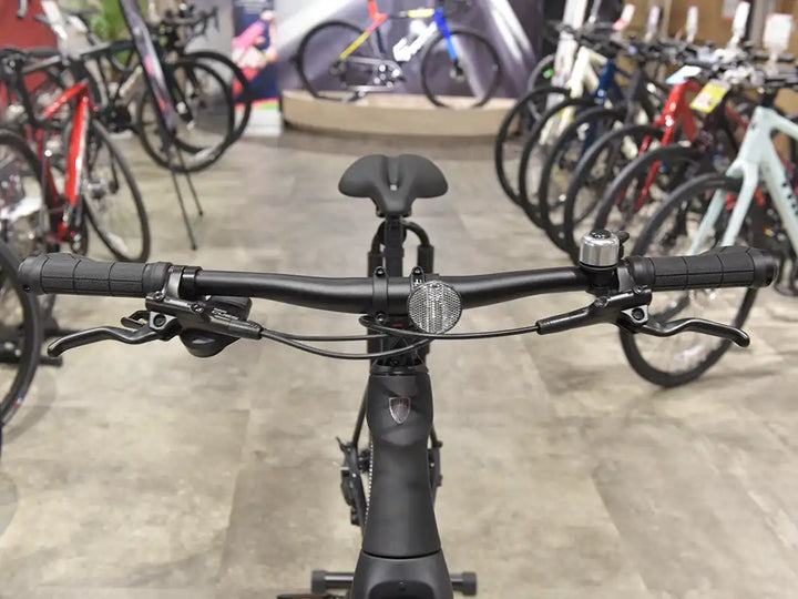 2026年モデルのFX SL 4のハンドル周りを真正面から