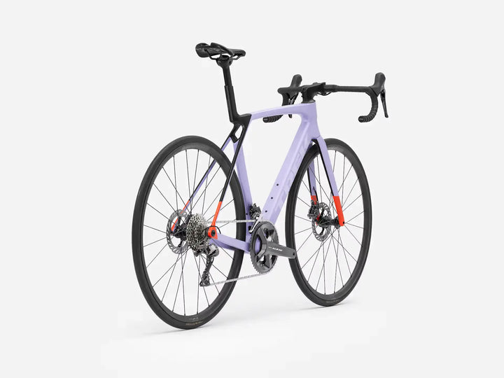 TREK Madone SL5 Gen8（2026年モデル）カラー：Matte Lavender Haze/Deep Smoke 斜め後ろから