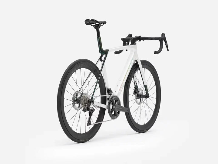 TREK Madone SL7 Gen8（2026年モデル）カラー：Gloss Crystal White/Matte Deep Smoke　斜め後ろから