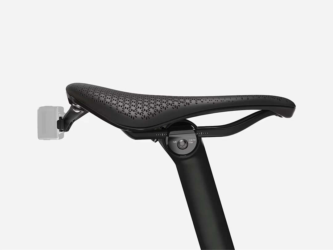 Trek Aeolus Pro AirLoom バイクサドルを真横から。後部にはブレンダーマウントでライト取り付け可能