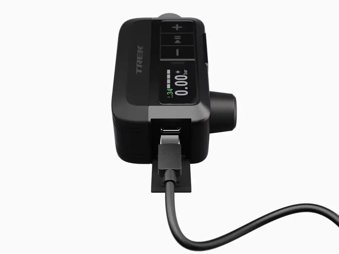 Trek Air Rush Electric Pump（トレック エア ラッシュ 電動ポンプ）充電はUSB-Cケーブルで行う