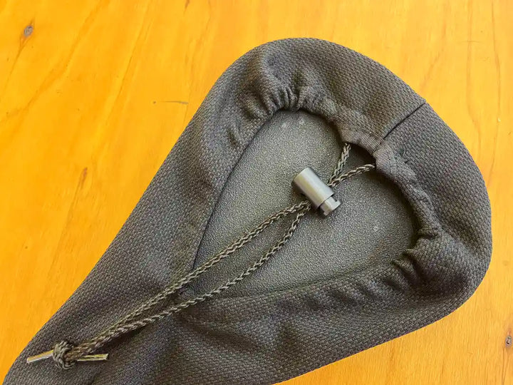 Bontragerのサドルカバーに採用される絞りひもとトグル式ファスナー