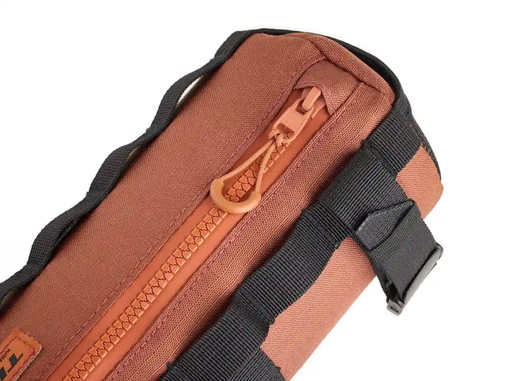 Trekハンドルバーバッグ カラー：Sedona Red　上部のジッパー