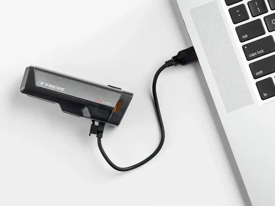 Trek Ion Elite RフロントバイクライトをマイクロUSBケーブルでPCにつないで充電しているところ