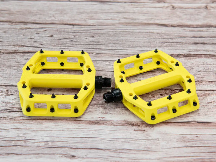 TREK LINE Eliteペダル　カラー：VOLT　店内にて撮影