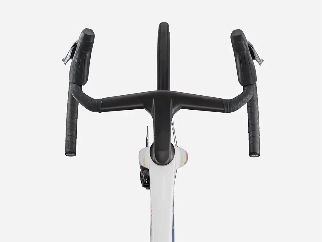 ブランド名：TREK、モデル名：Madone SLR 7 AXS Gen 8、カラー名：Lidl-Trek Team Replica、年式：2026　撮影箇所：ハンドル真上から