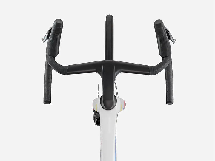 ブランド名：TREK、モデル名：Madone SLR 7 AXS Gen 8、カラー名：Lidl-Trek Team Replica、年式：2026　撮影箇所：ハンドル真上から