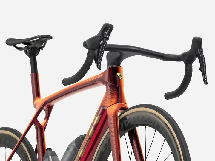 モデル名：TREK Madone SLR 9 Gen 8  カラー：ICON Serpentine　ステム一体型ハンドルをメインに斜め下からのアングルで