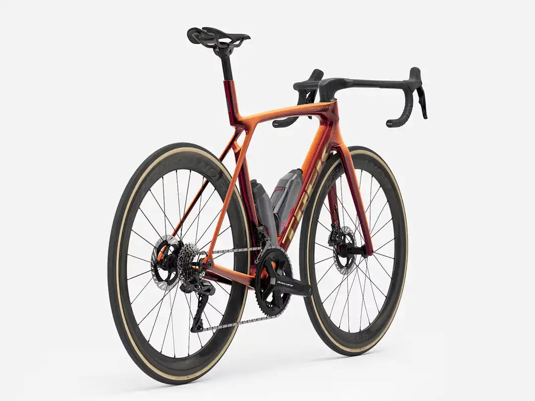 モデル名：TREK Madone SLR 9 Gen 8  カラー：ICON Serpentine　斜め右後ろから