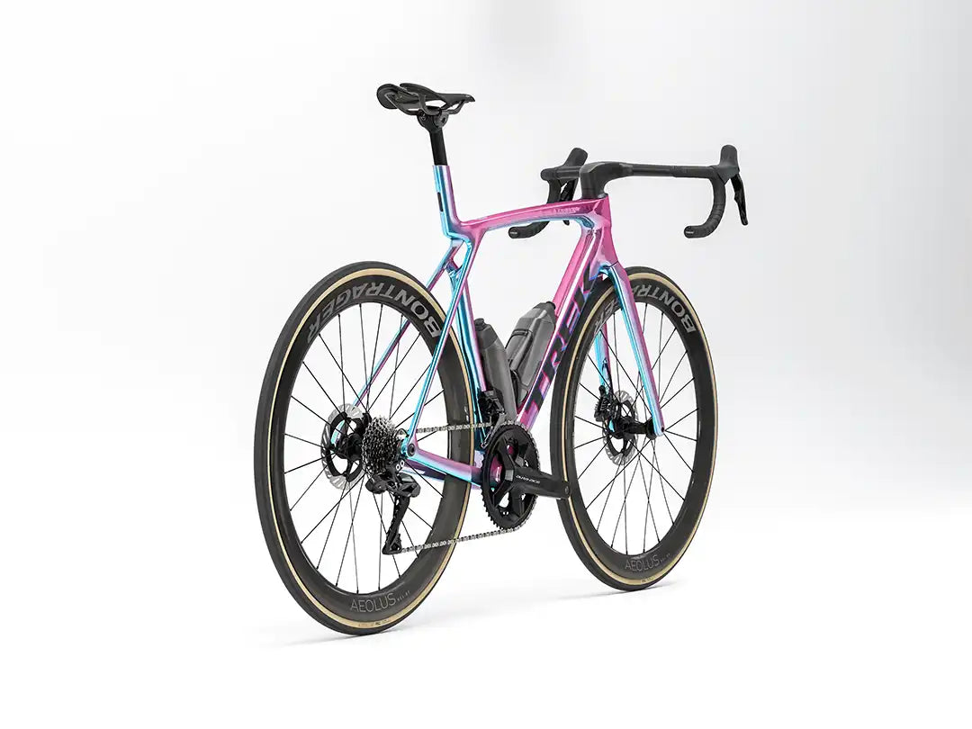 TREK Madone SLR 9 Gen 8  カラー：ICON Synthwave　右斜め後ろからの姿