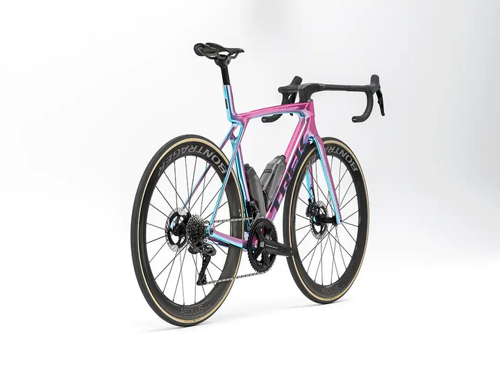 TREK Madone SLR 9 Gen 8  カラー：ICON Synthwave　右斜め後ろからの姿