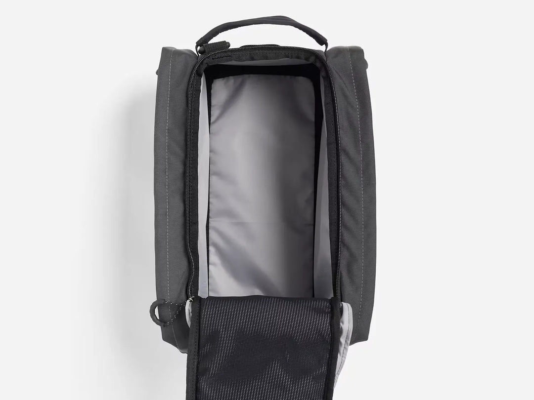 Trek MIK 2.0 Utility Trunk Bag（MIK 2.0 ユーティリティ トランクバッグ）メインジッパーを開開けた状態