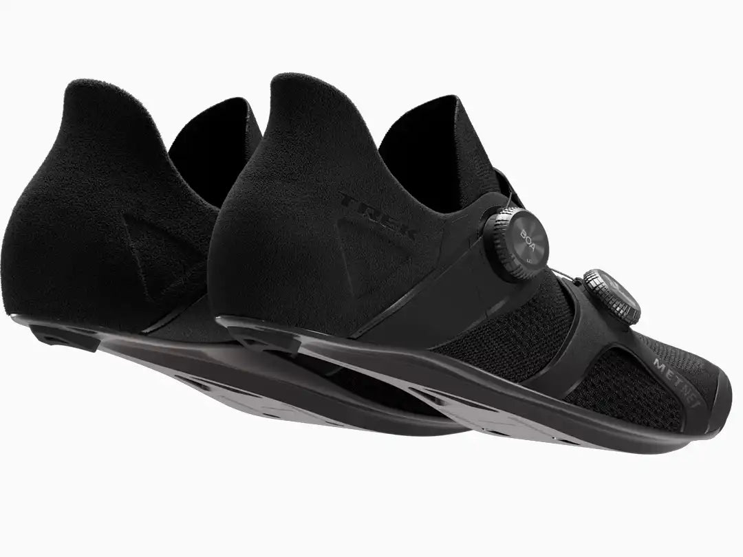 トレック RSL Knitロードシューズ カラー:
Black/Dark Grey　斜め後ろから