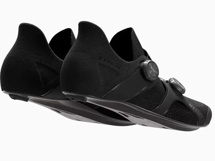 トレック RSL Knitロードシューズ カラー:
Black/Dark Grey　斜め後ろから