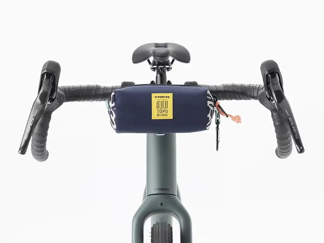 TREKとTopo Designs のコラボ商品ブリトーバッグをグラベルバイクに取り付けて正面から見たところ