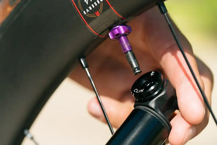 Wolf Tooth Tubeless Valve Stem Kit for Clik Valve 専用のポンプで空気を入れようとしているところ