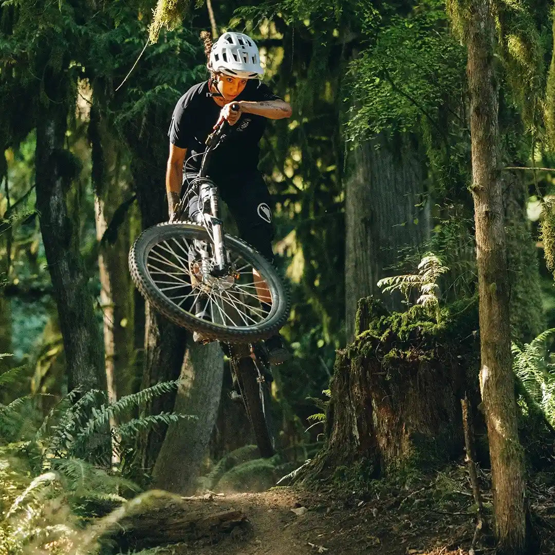 Wolf Tooth（ウルフトゥース）CTRL Trail Clipless Pedal でトレイルジャンプするイメージ