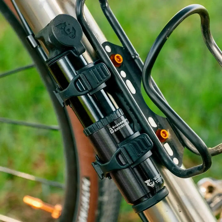 Wolftooth（ウルフトゥース）EnCase Pump for Clik Valve ボトルケージ台座にマウント