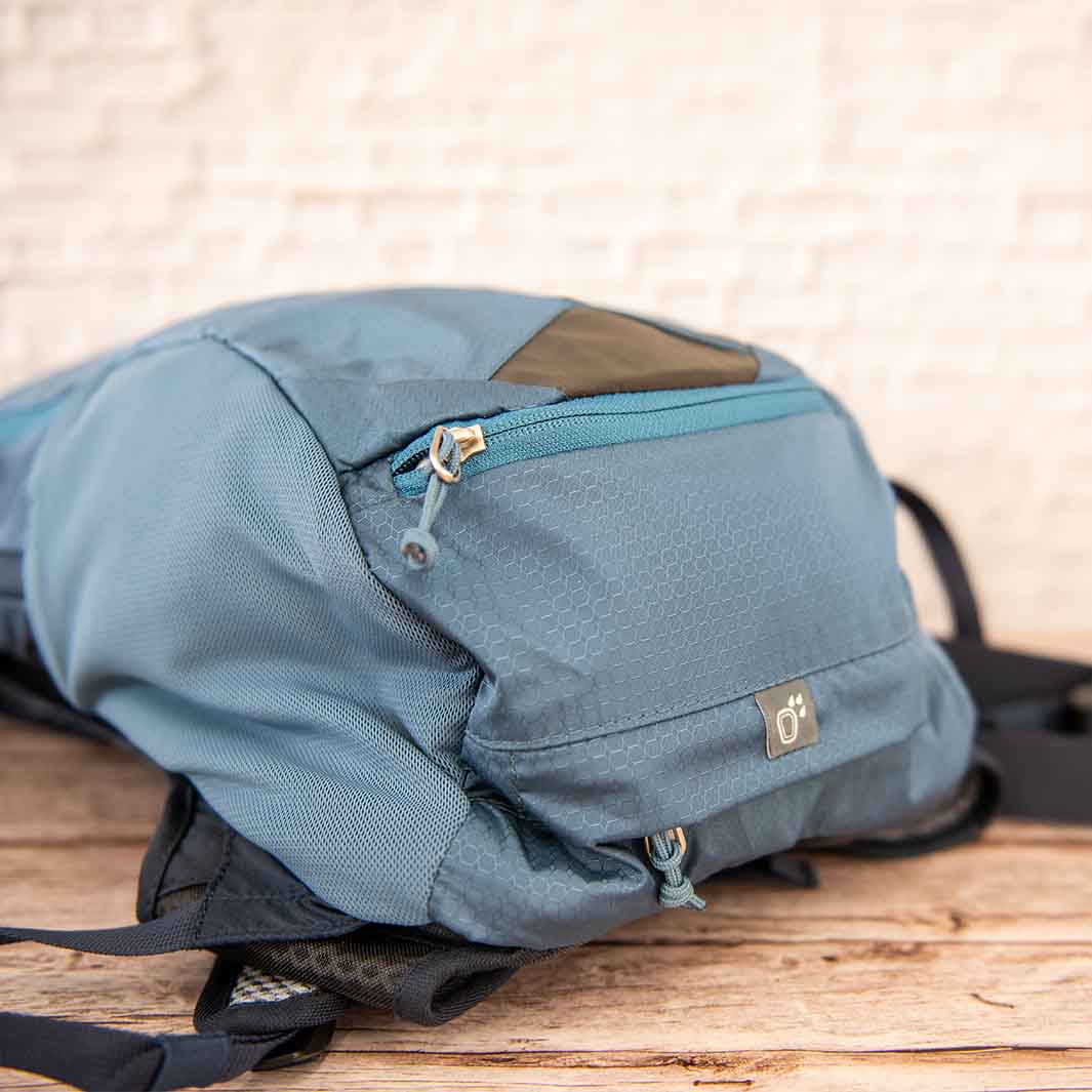 Deuter（ドイター）レースエアー10　レインカバーとヘルメットホルダーが収納されたポケット