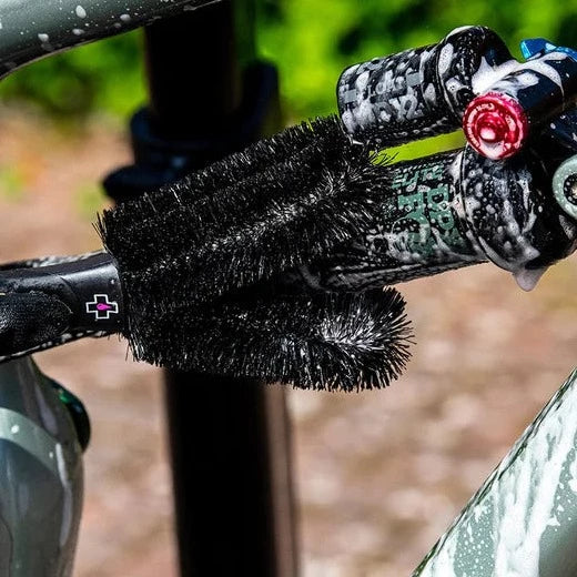 マックオフの二股ブラシを使用してマウンテンバイクの洗車をしているイメージ画像