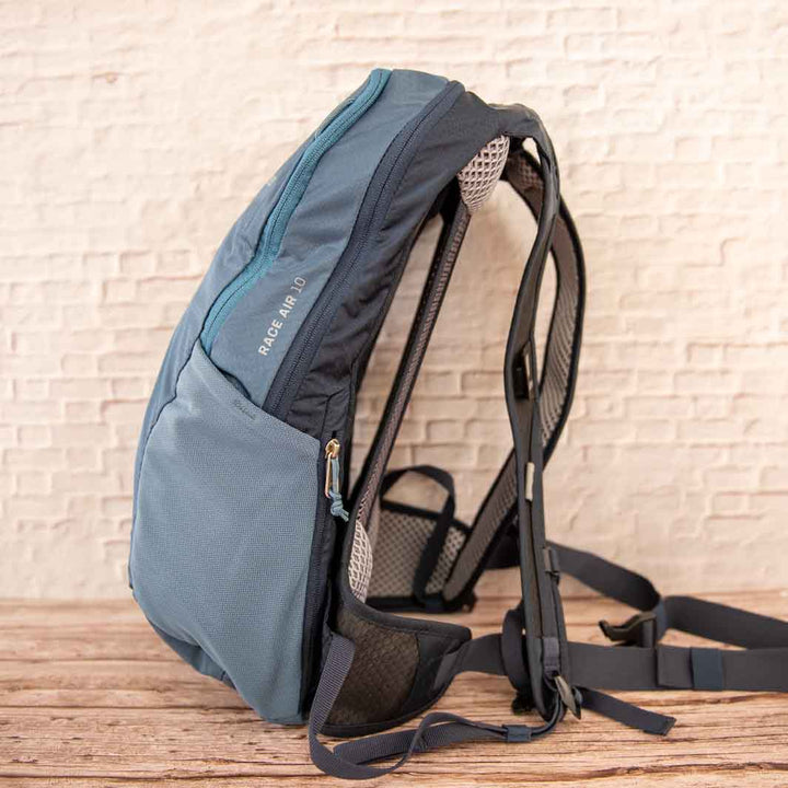 Deuter（ドイター）レースエアー10　背面パネルの浮き具合を真横から