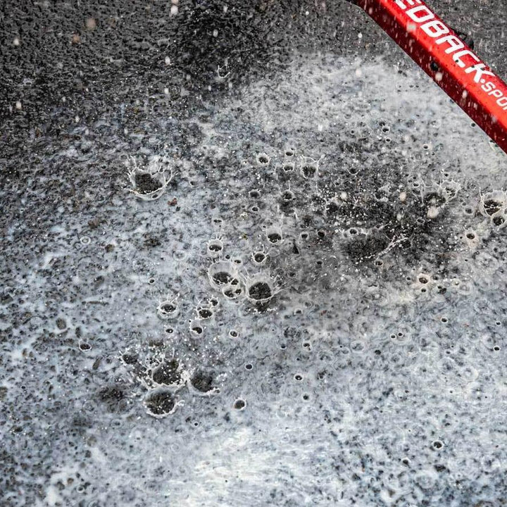 マックオフドライブトレインクリーナーを水で洗い流すと乳白色に変わる。