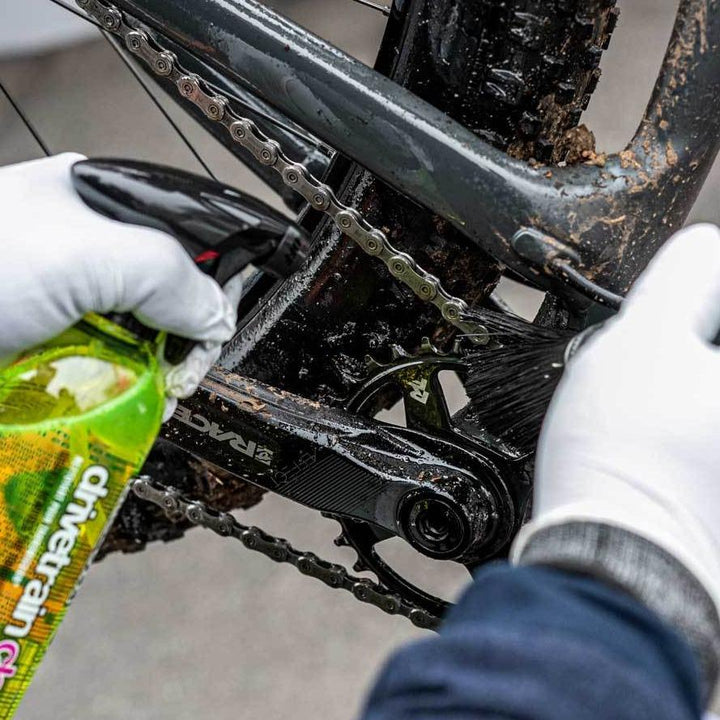 マックオフ バイオドライブトレインクリーナーでクランク周りをクリーニングしている様子